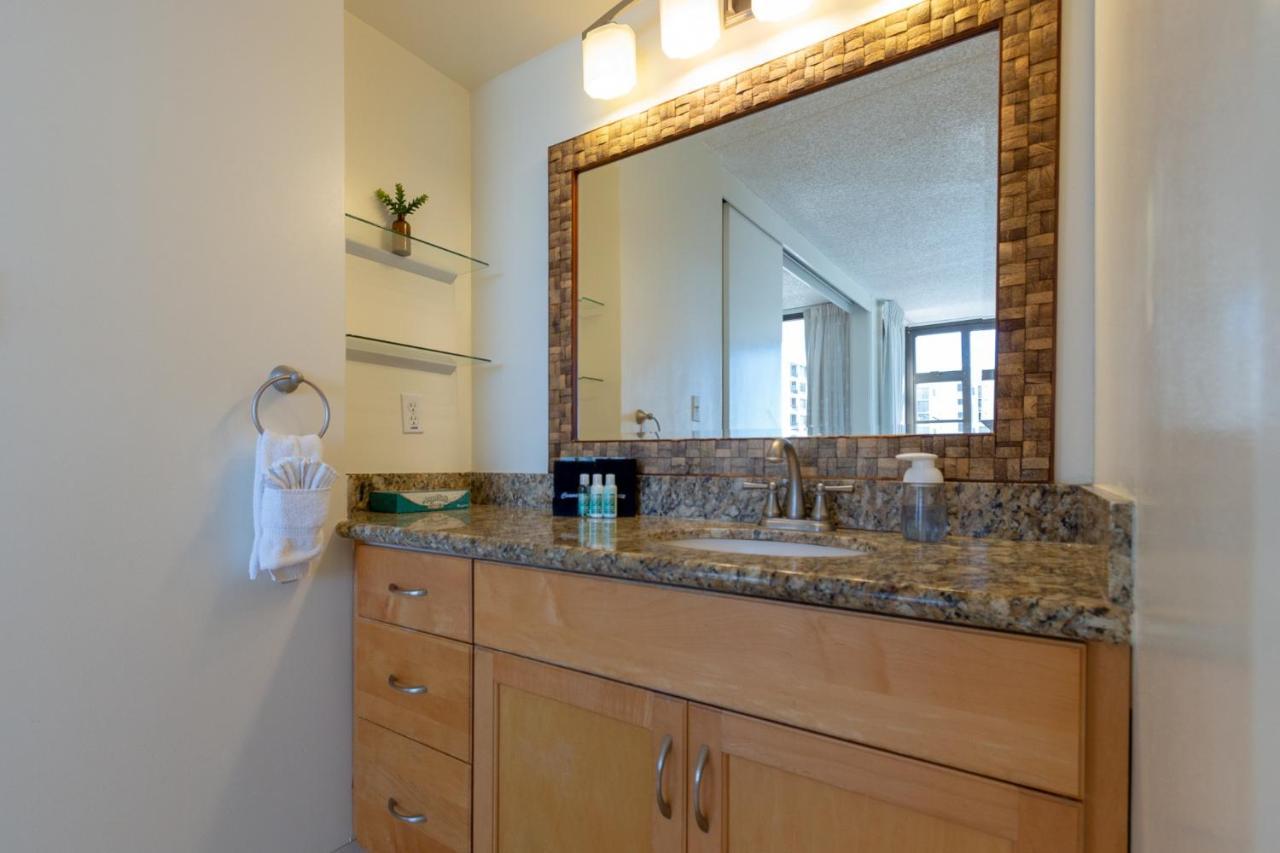 Beautifully Renovated 32Nd Floor Deluxe Ocean View Waikiki Condo Condo Хонолулу Екстериор снимка